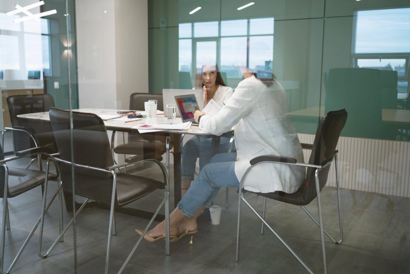 Sesión de trabajo colaborativo en inversiones